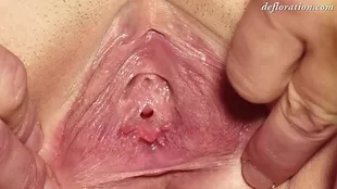 A colorless blonde masturbates by brushing her mint pussy! We are starting the operation to remove the hymen in close-up!
